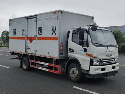 江特牌JDF5120XRYHFC6型易燃液體廂式運(yùn)輸車(chē)